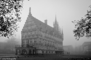 architectuurfotografie gouda in de mist zwart wit      